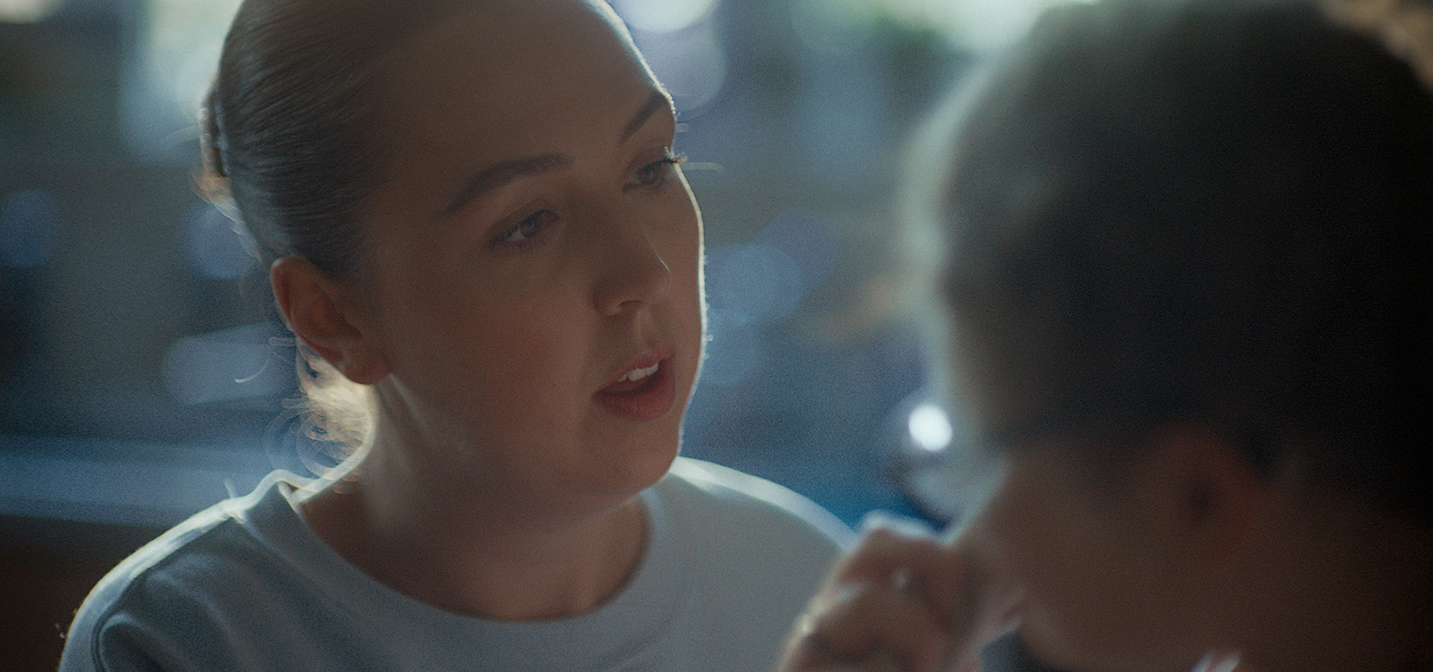 Cuidador a falar com o seu ente querido Cuidador a falar com o seu ente querido